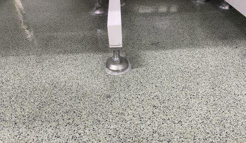 アジャスターのフット部が振動で動かないように固定