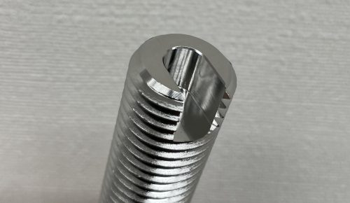 ネジ部先端にキー溝付のアジャストボルト